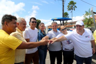Prefeitura entrega uniforme escolar, ônibus e tratores aos distritos de Outeiro e Icoaraci