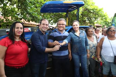 Prefeitura entrega uniforme escolar, ônibus e tratores aos distritos de Outeiro e Icoaraci