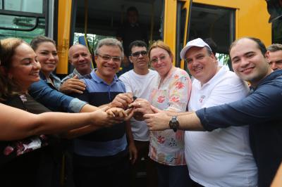 Prefeitura entrega uniforme escolar, ônibus e tratores aos distritos de Outeiro e Icoaraci