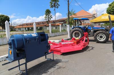 Prefeitura entrega uniforme escolar, ônibus e tratores aos distritos de Outeiro e Icoaraci
