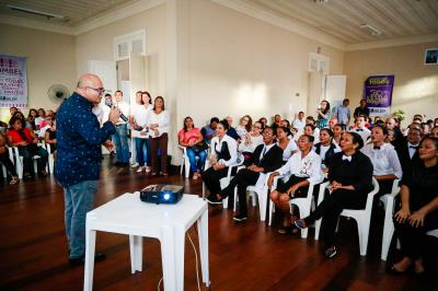 Fundo Ver-o-Sol entrega certificados de capacitação para garçons e empreendedores