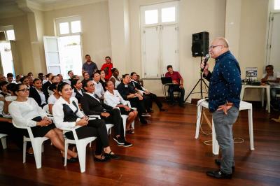 Fundo Ver-o-Sol entrega certificados de capacitação para garçons e empreendedores