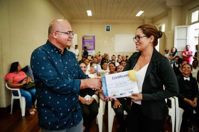 Fundo Ver-o-Sol entrega certificados de capacitação para garçons e empreendedores