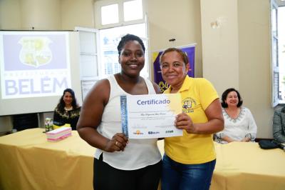 Fundo Ver-o-Sol entrega certificados de capacitação para garçons e empreendedores