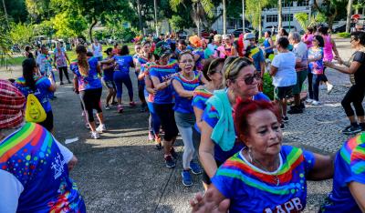 Aulão de Carnaval da Academia ao Ar Livre leva quase 300 alunos à praça Brasil