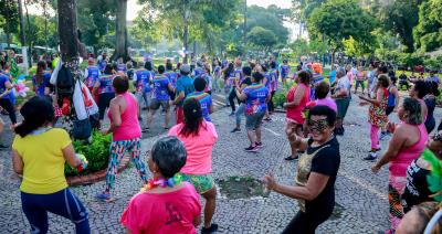 Aulão de Carnaval da Academia ao Ar Livre leva quase 300 alunos à praça Brasil