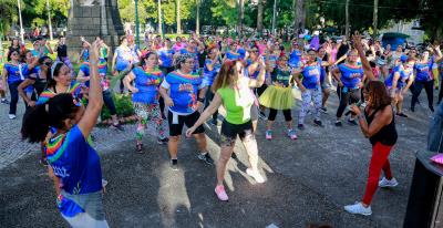 Aulão de Carnaval da Academia ao Ar Livre leva quase 300 alunos à praça Brasil