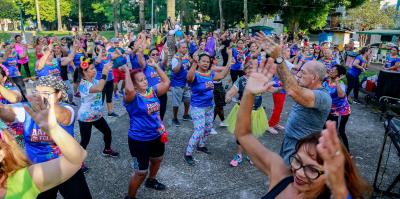 Aulão de Carnaval da Academia ao Ar Livre leva quase 300 alunos à praça Brasil