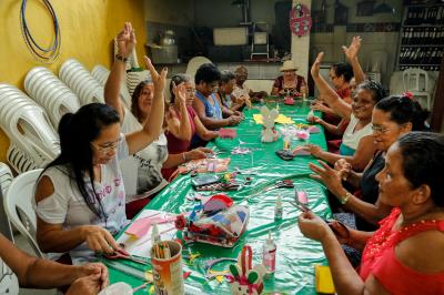 Idosas atendidas pelo Cras-Bengui confeccionam objetos e trabalham a convivência