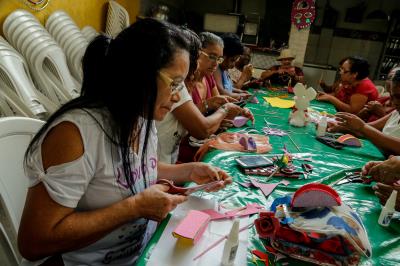 Idosas atendidas pelo Cras-Bengui confeccionam objetos e trabalham a convivência