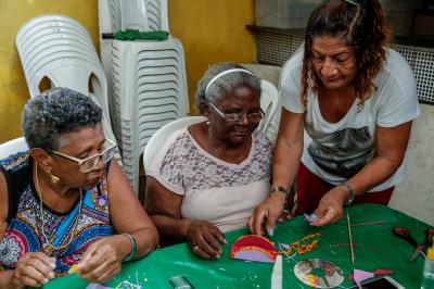 Idosas atendidas pelo Cras-Bengui confeccionam objetos e trabalham a convivência