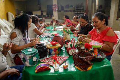 Idosas atendidas pelo Cras-Bengui confeccionam objetos e trabalham a convivência