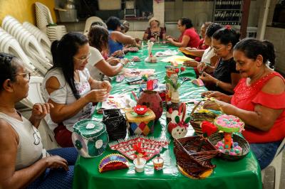 Idosas atendidas pelo Cras-Bengui confeccionam objetos e trabalham a convivência