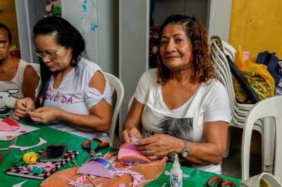Idosas atendidas pelo Cras-Bengui confeccionam objetos e trabalham a convivência