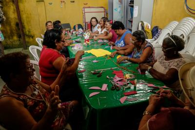 Idosas atendidas pelo Cras-Bengui confeccionam objetos e trabalham a convivência