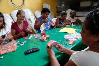 Idosas atendidas pelo Cras-Bengui confeccionam objetos e trabalham a convivência