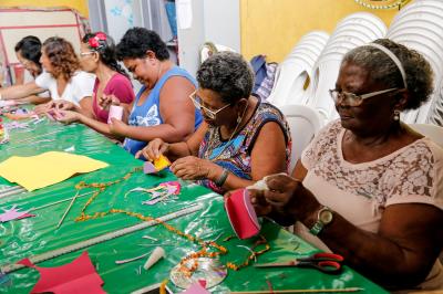 Idosas atendidas pelo Cras-Bengui confeccionam objetos e trabalham a convivência