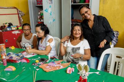Idosas atendidas pelo Cras-Bengui confeccionam objetos e trabalham a convivência