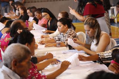 Novos contemplados do Residencial Quinta dos Paricás assinam contrato dos imóveis