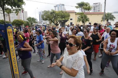 Academia ao Ar Livre da Praça Amazonas é reinaugurada com novos equipamentos