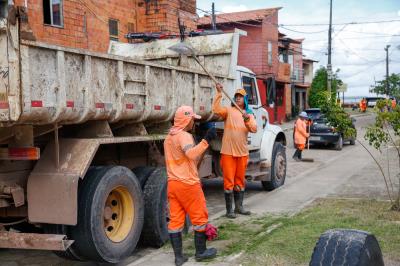 Prefeitura leva mutirão de limpeza para a comunidade da Vila da Barca