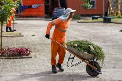 Prefeitura leva mutirão de limpeza para a comunidade da Vila da Barca