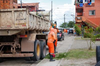 Prefeitura leva mutirão de limpeza para a comunidade da Vila da Barca