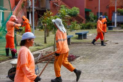Prefeitura leva mutirão de limpeza para a comunidade da Vila da Barca