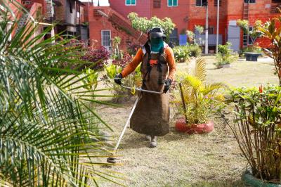 Prefeitura leva mutirão de limpeza para a comunidade da Vila da Barca