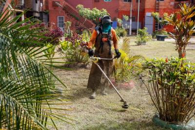 Prefeitura leva mutirão de limpeza para a comunidade da Vila da Barca