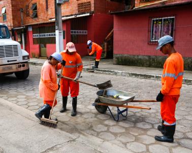 Prefeitura leva mutirão de limpeza para a comunidade da Vila da Barca