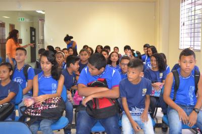 Alunos da Escola Municipal Avertano Rocha visitam o Fórum em Icoaraci