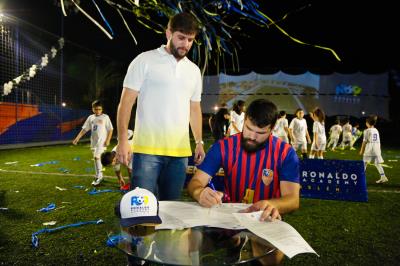 Parceria da Prefeitura com a academia de futebol de Ronaldo "Fenômeno" atenderá 300 jovens