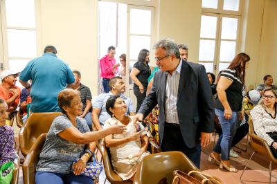 Prefeitura entrega auxílio aluguel para as vítimas do incêndio em Canudos