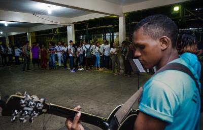 Escola municipal recebe o projeto Violão Cidadão