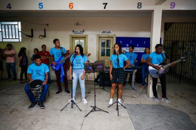 Escola municipal recebe o projeto Violão Cidadão