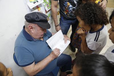 Estudantes da Escola Padre Leandro recebem a visita do escritor Walcyr Monteiro