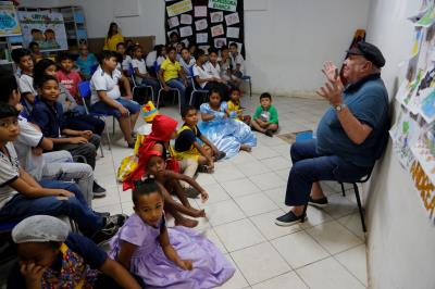 Estudantes da Escola Padre Leandro recebem a visita do escritor Walcyr Monteiro