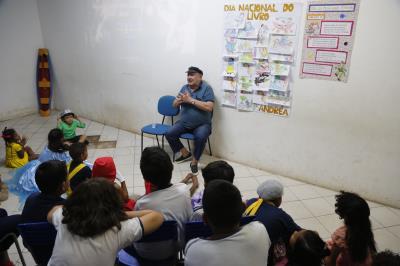 Estudantes da Escola Padre Leandro recebem a visita do escritor Walcyr Monteiro