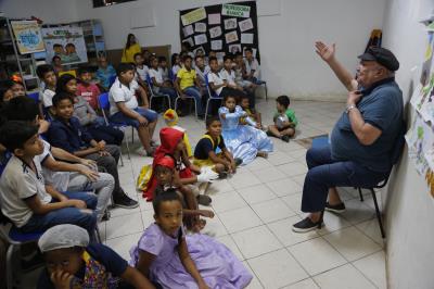 Estudantes da Escola Padre Leandro recebem a visita do escritor Walcyr Monteiro