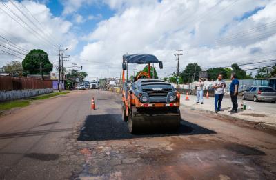 Prefeitura leva mutirão de recuperação asfáltica para a Augusto Montenegro