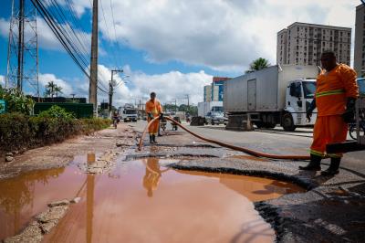 Prefeitura leva mutirão de recuperação asfáltica para a Augusto Montenegro
