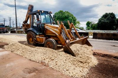 Prefeitura leva mutirão de recuperação asfáltica para a Augusto Montenegro