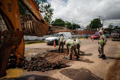 Prefeitura leva mutirão de recuperação asfáltica para a Augusto Montenegro
