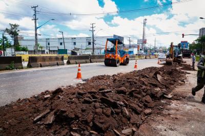Prefeitura leva mutirão de recuperação asfáltica para a Augusto Montenegro