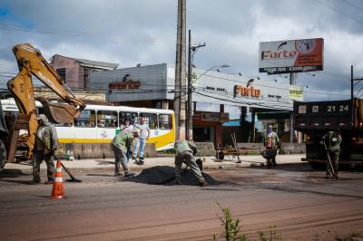 Prefeitura leva mutirão de recuperação asfáltica para a Augusto Montenegro