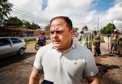 Prefeitura leva mutirão de recuperação asfáltica para a Augusto Montenegro