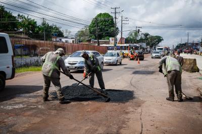 Prefeitura leva mutirão de recuperação asfáltica para a Augusto Montenegro