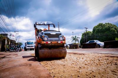 Prefeitura leva mutirão de recuperação asfáltica para a Augusto Montenegro