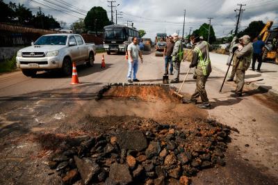 Prefeitura leva mutirão de recuperação asfáltica para a Augusto Montenegro